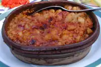 Tavče gravče, národní jídlo v Severní Makedonii.