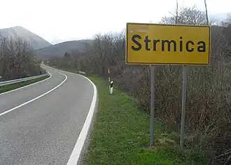 Silnice D33 ve vesnici Strmica