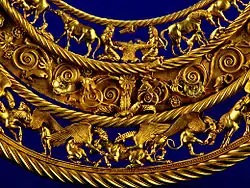 Pravděpodobně zlatý náhrdelník, nalezen na stejném místě jako zlatý hřeben, druhá polovina 4. století př. n. l.