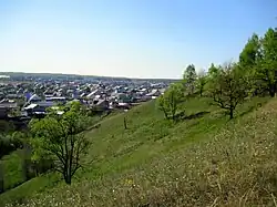 Město s kopcem v popředí