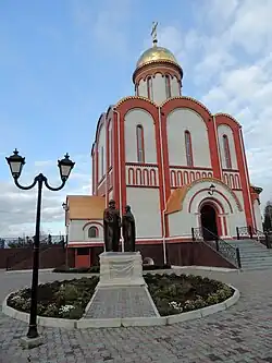 Chrám svatého Mikuláše, v popředí sousoší knížecích manželů Petra a Eufrozíny Muromských u