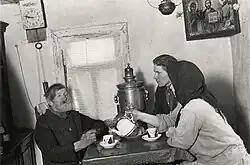 Pití čaje v domě zemědělského družstevníka, 1934
