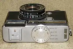 Čajka 3 shora – nastavení citlivosti filmu, clony a času (vpravo závit pro stativ)