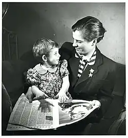 Moskva. Marína Pavlovna Čečnevová, letkyně 46. gardového leteckého pluku, Hrdinka Sovětského svazu, se svou dcerou Valentínou