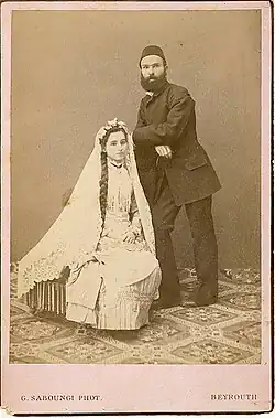 Karapet Grigorjan se svou ženou, svatební fotografie v ateliéru, foto: G. Saboungi, Bejrút