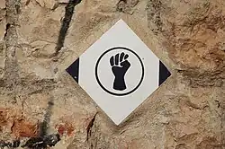 Černí panteři symbol na keramické desce