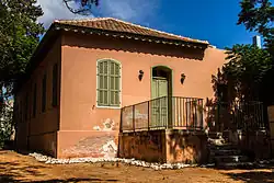 Přízemní oranžový dům s taškovou střechou