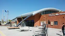 Pohled na staniční budovu.