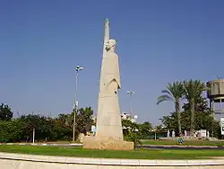 Socha Lorda Alfreda Monda, zakladatele obce