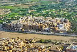 Šibám ve vádí Hadramaut. Staré a nově město odděluje koryto řeky