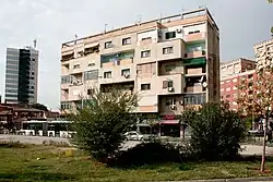 Pohled na budovu. V pozadí vlevo se nachází Tirana International Hotel