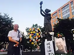 Zheng Yi připomíná u Památníku úmrtí Liou Siao-po, čínského disidenta a nositele Nobelovy ceny za mír