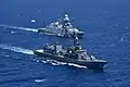 Japonský torpédoborec Makinami (vpředu) a italská fregata Carlo Bergamini (vzadu) při protipirátské akci
