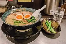 Vývar s masem, zeleninou a vejcem