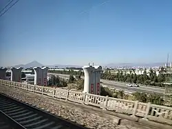 Rozestavěné pilíře trati poblíž města Pchu-tchien