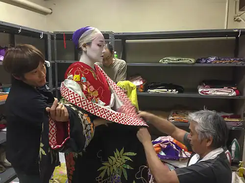 Onnagata oblekán do kostýmu v zákulisí Japonského národního divadla, duben 2013