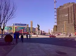 náměstí Ťie-fang se sochou Mao Ce-tunga