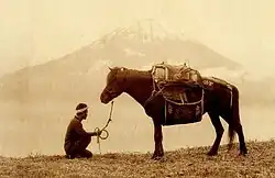 Kůň s jezdcem s horou Fuji v pozadí, 1890–1900