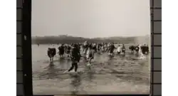 Korejští uprchlíci překračují řeku