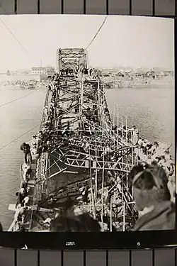 Scéna na mostě dle údajů u fotografie o den dříve, 3. prosince 1950, autor: seržant D. Helms