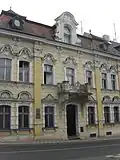 Uliční průčelí budovy.