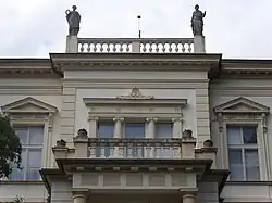 Rizalit s balkonem v průčelí