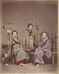 Japonské ženy v tradičních krojích, 1870–1880