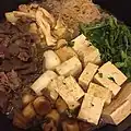 Japonský pokrm Sukiyaki s kousky čirůvky větší
