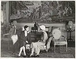 Dvě ženy při konverzaci, 1920-1930