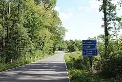 Silnice kolem části Nouzova Čeperka