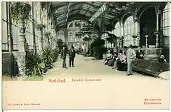 Interiér někdejší Vřídelní kolonády v roce 1898