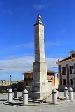 Monolit „Obelisk“, postavený v roce 1889 na památku Marie Pachecové, Juana Lópeze de Padilla, Juana Bravy a Francisca Maldonada