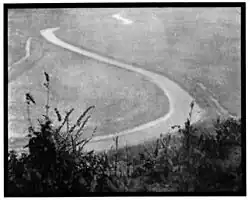 Malcolm Arbuthnot: Krajina s meandrující řekou v piktorialistickém stylu, před 1908