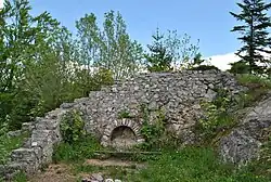 zříceniny Liptovského Starého hradu na vrcholu Sestrče