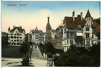 Jižní konec ulice u křižovatky s ulicí Petra Velikého zleva: vila Ritter, vila Trocnov, kostel sv. Petra a Pavla, vila Chopin, foto 1902