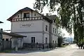 Staniční budova z ulice