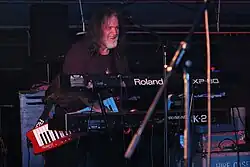 Larry Rust při vystoupení se skupinou Iron Butterfly (2005)