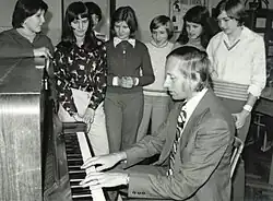 Stanislav Příhoda s dětmi ve škole, 1976