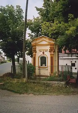Roudníček nad Ohří, kaplička na návsi