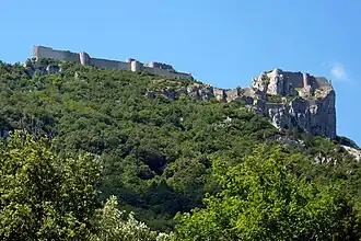 pohled na hrad při přichodu od parkoviště