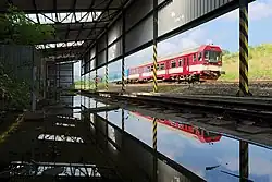 Motorový vůz 843 vyjíždí ze zastávky směr Písečná