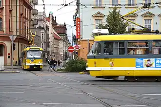 Křížení tramvají na křižovatce se Solní ulicí