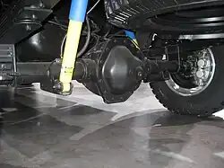 Montáž diferenciálu na pevné nápravě automobilu.