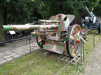 LeFH 18 s maskováním v Muzeu polské armády ve Varšavě