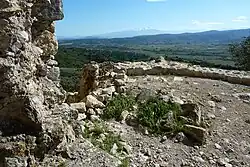 View from Château d'Aguilar to the Corbières, v pozadí jsou vidět Pyreneje
