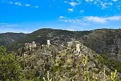 pohled na hrady Lastours - odleva Cabaret, Tour Régine, Surdespine a Querthineux