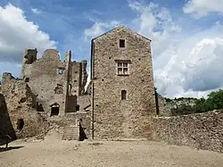 pohled na hrad a budovu muzea z jižní terasy