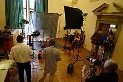 Dva bateriové generátory použité v improvizovaném ateliéru (boxy na zemi)