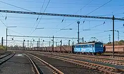 Uhelný vlak s lokomotivou řady 123 ČD Cargo na Nádraží Washington