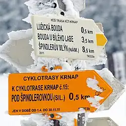 Směrovka trasy 7204 u Špindlerovky v období, kdy trasa vedla ještě do centra Špindlerova Mlýna